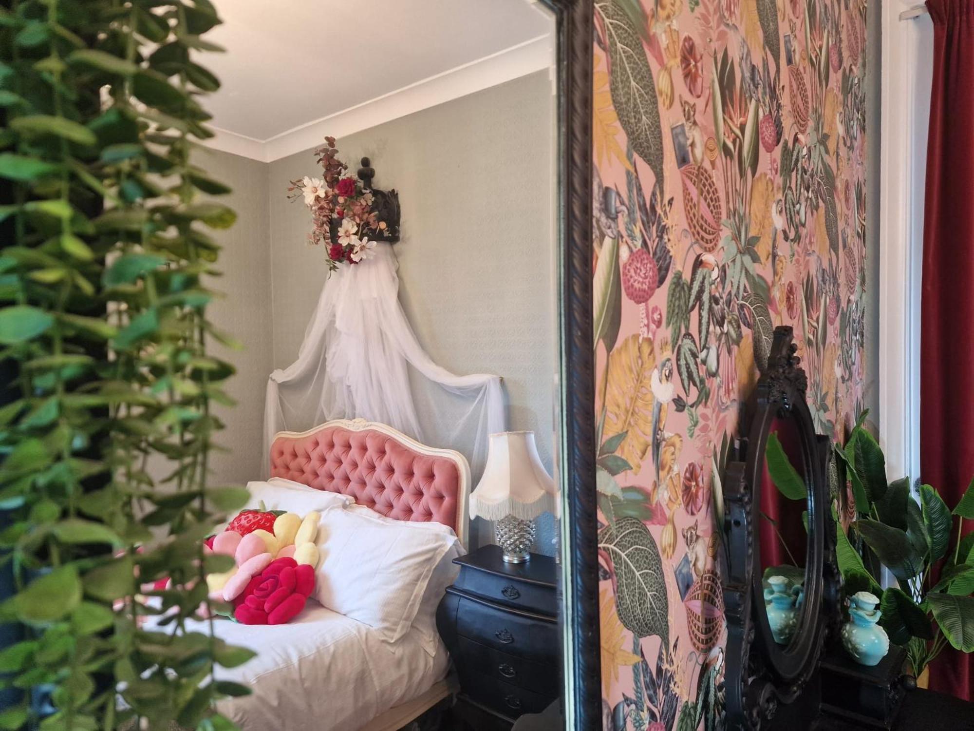 Flawsome Stays Unique Home w Quirky basement for 12 Guests by Harbour and Town view 4