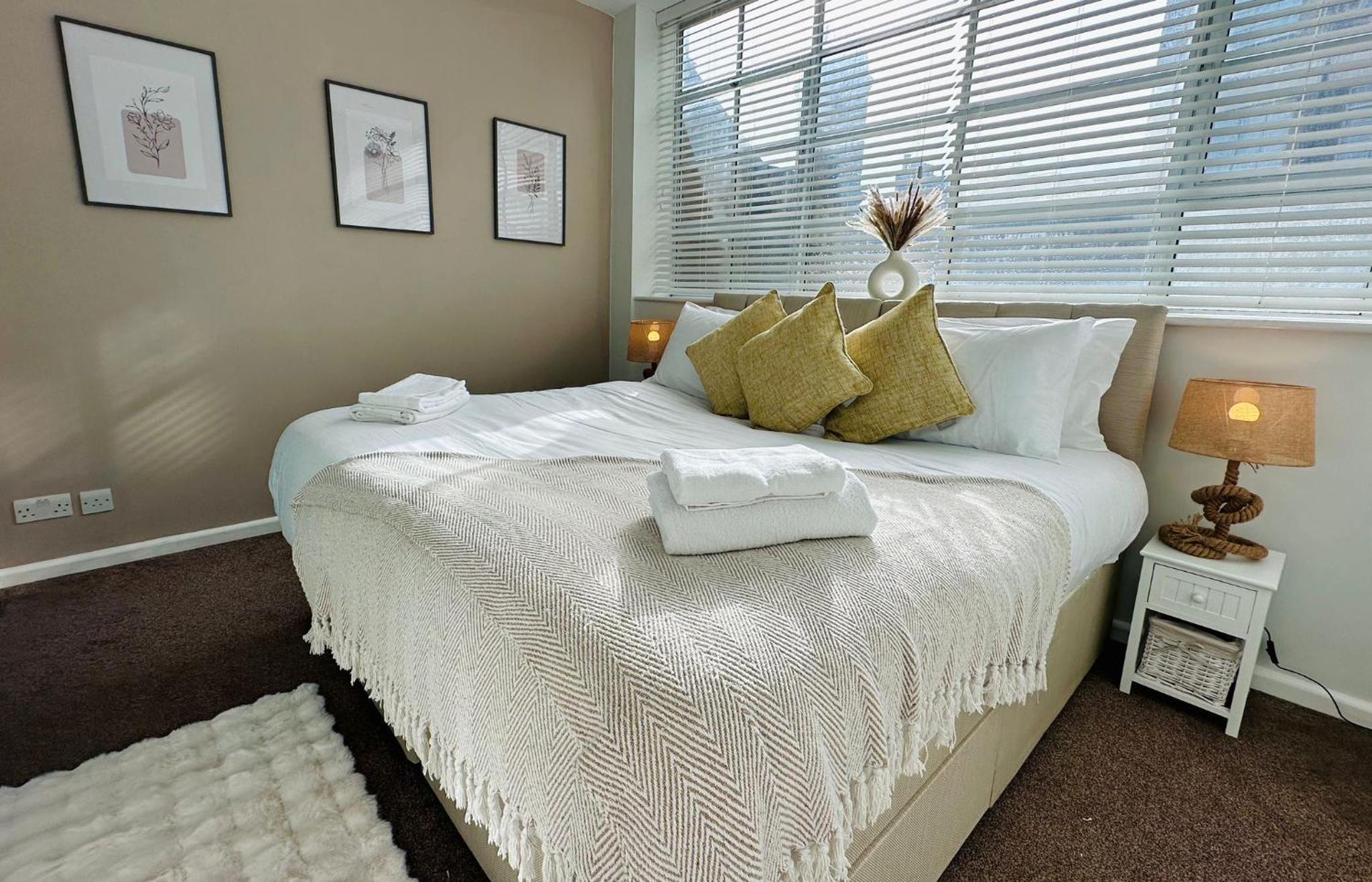 Central Location - Lanes with Free Parking - Ideal for Contractors, Families and Business view 3
