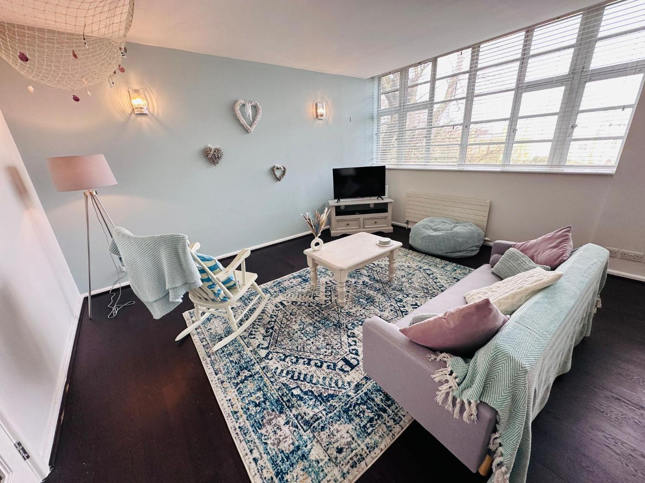 Central Location - Lanes with Free Parking - Ideal for Contractors, Families and Business view 4