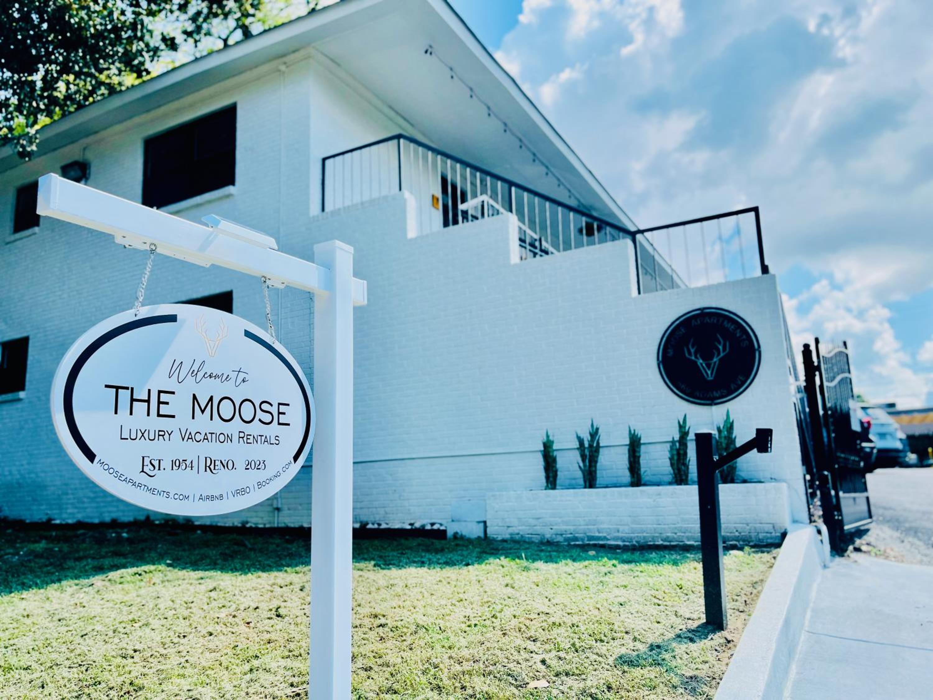 The Moose #6 - Modern Luxe Studio with Free Parking & King Bed view 3
