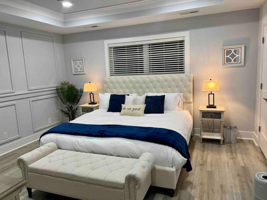 NEW Luxury Home Downtown Pet Friendly Fenced Yard