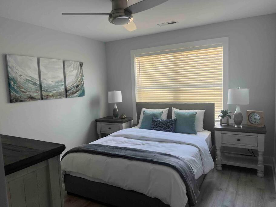 NEW Luxury Home Downtown Pet Friendly Fenced Yard