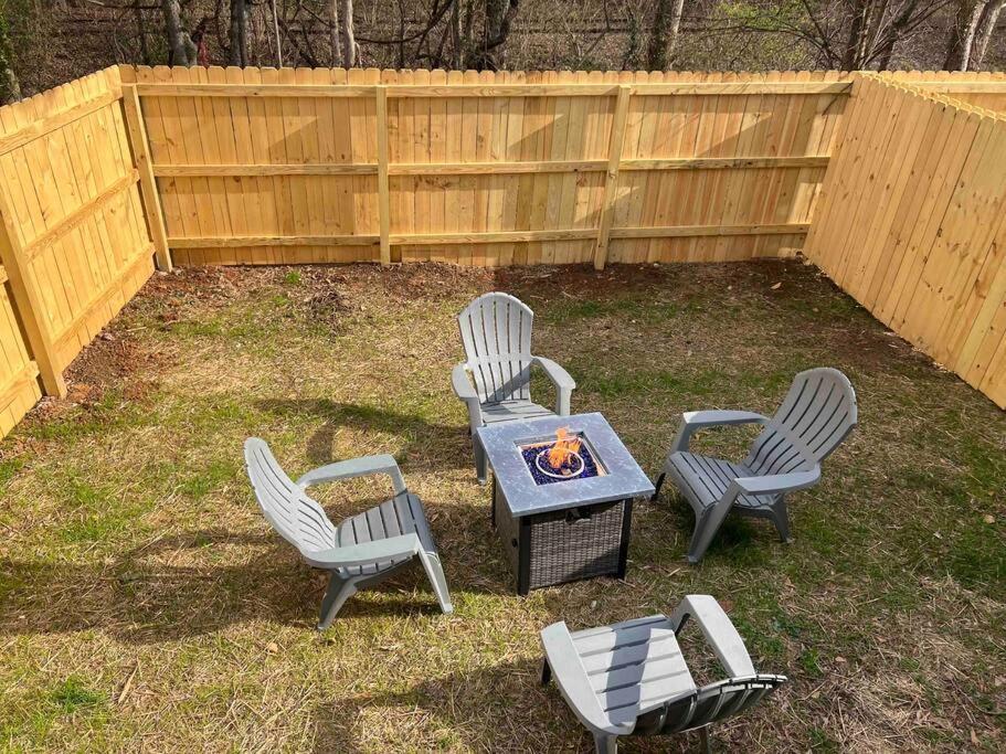 NEW Luxury Home Downtown Pet Friendly Fenced Yard, photo 23