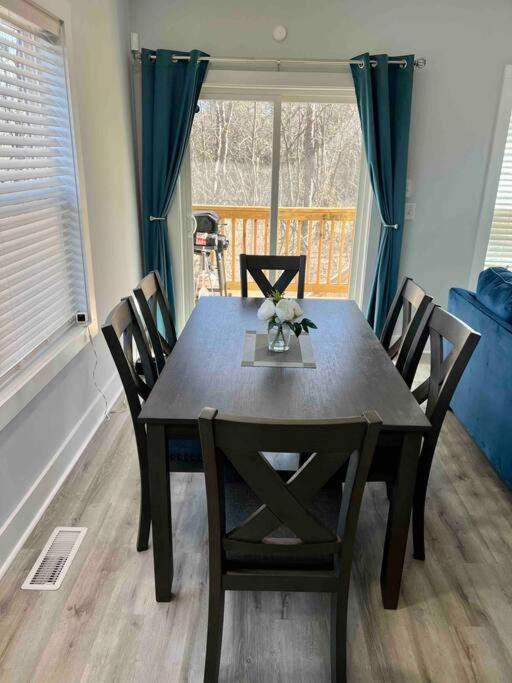 NEW Luxury Home Downtown Pet Friendly Fenced Yard, photo 40