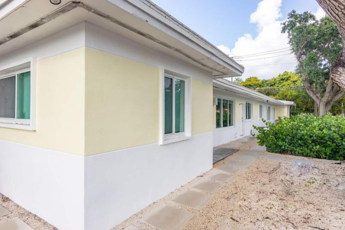 Large Stylish Studio Apartment In El Portal #3