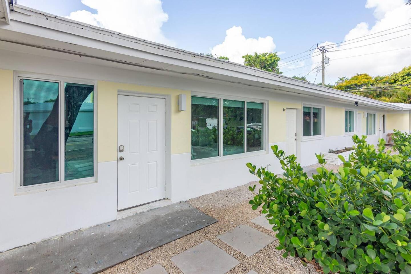 Large Stylish Studio Apartment In El Portal #3