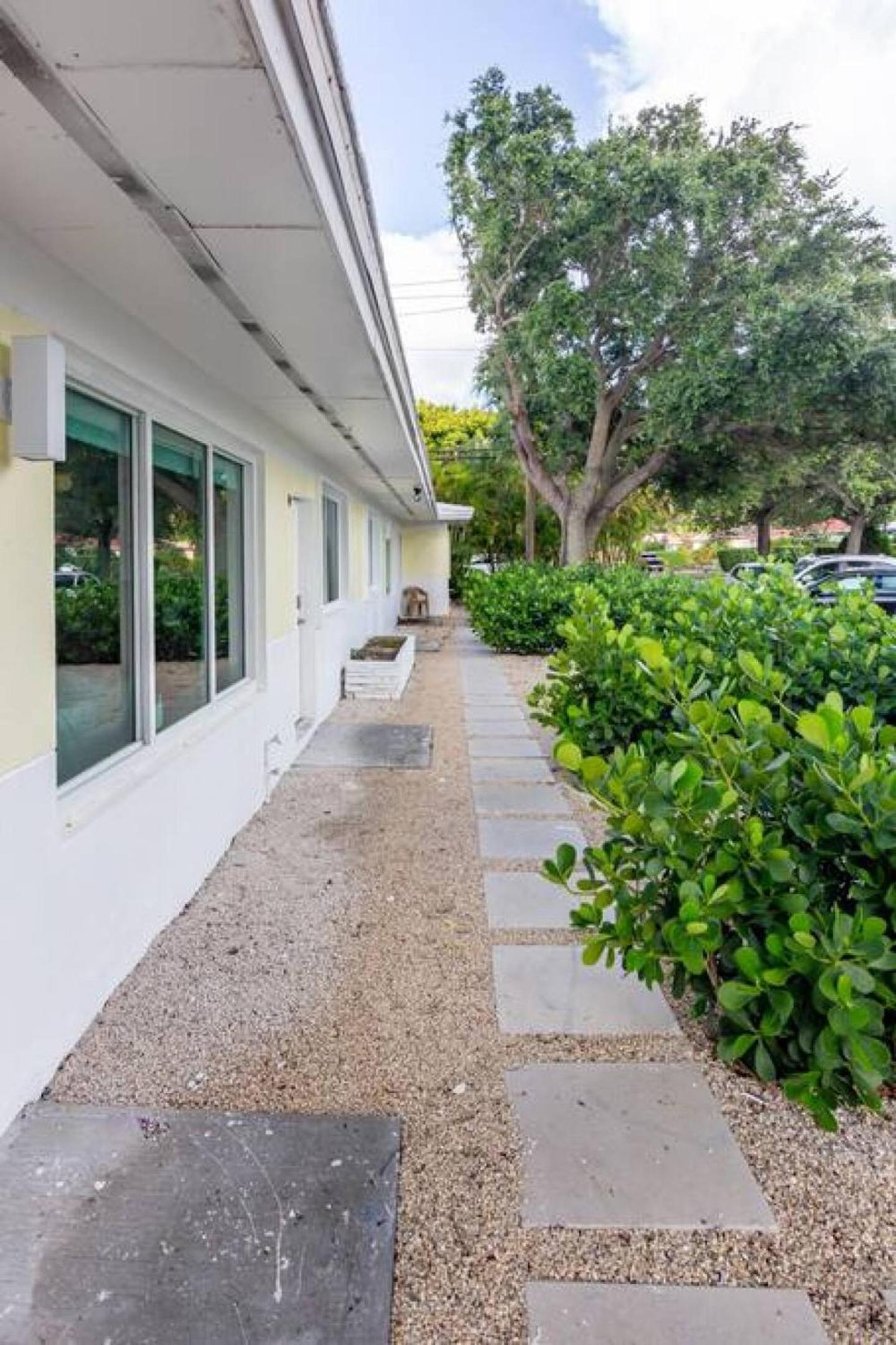 Large Stylish Studio Apartment In El Portal #3