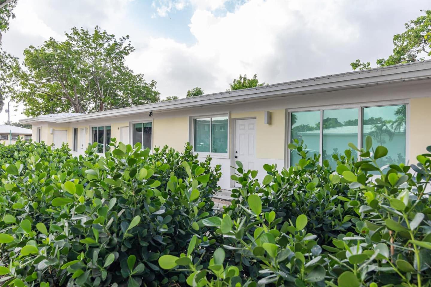 Large Stylish Studio Apartment In El Portal #3
