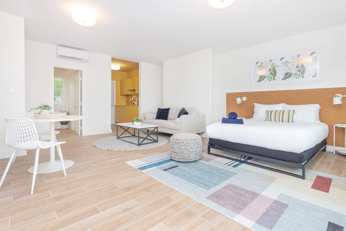 Large Stylish Studio Apartment In El Portal #3