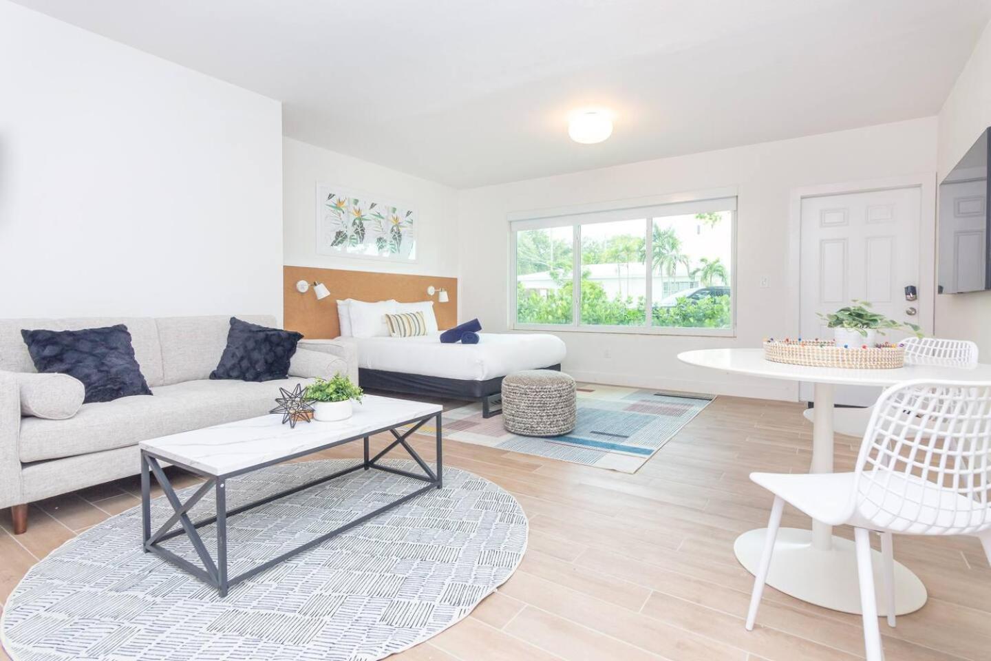 Large Stylish Studio Apartment In El Portal #3