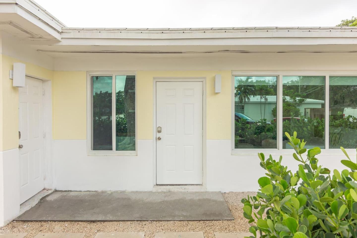 Large Stylish Studio Apartment In El Portal #3