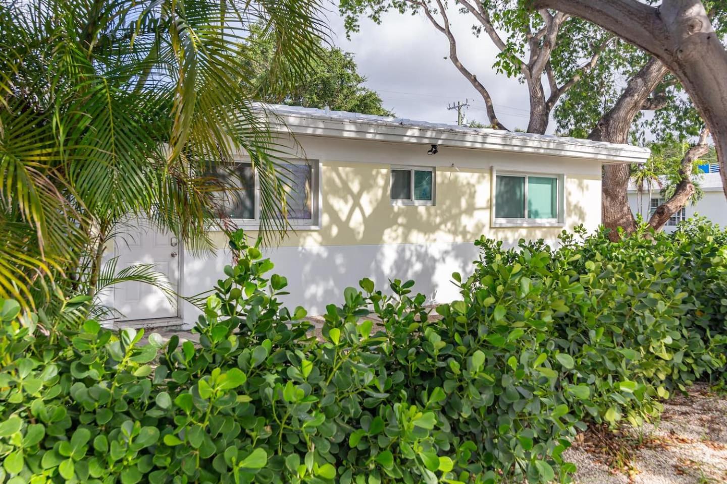 Large Stylish Studio Apartment In El Portal #3