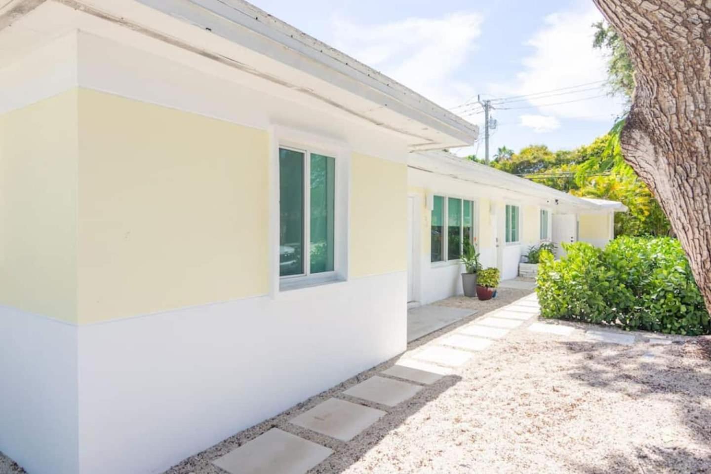 Newly Renovated Stylish Studio In El Portal #2