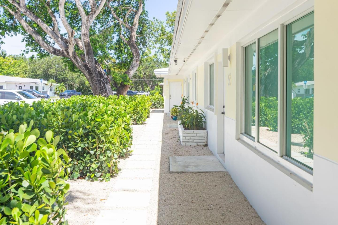 Newly Renovated Stylish Studio In El Portal #2