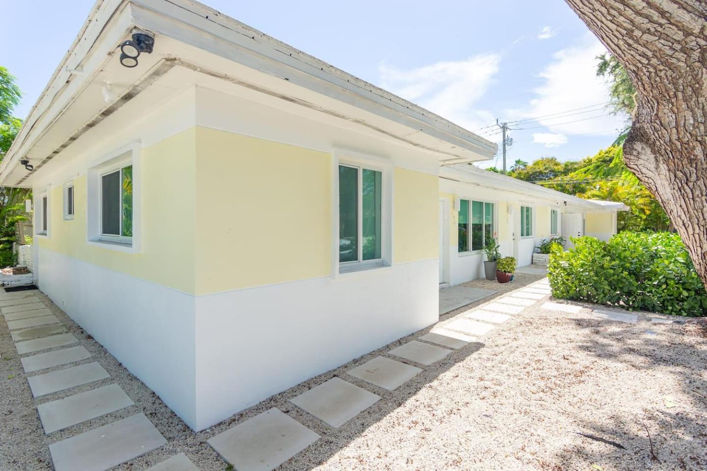 Newly Renovated Stylish Studio In El Portal #2