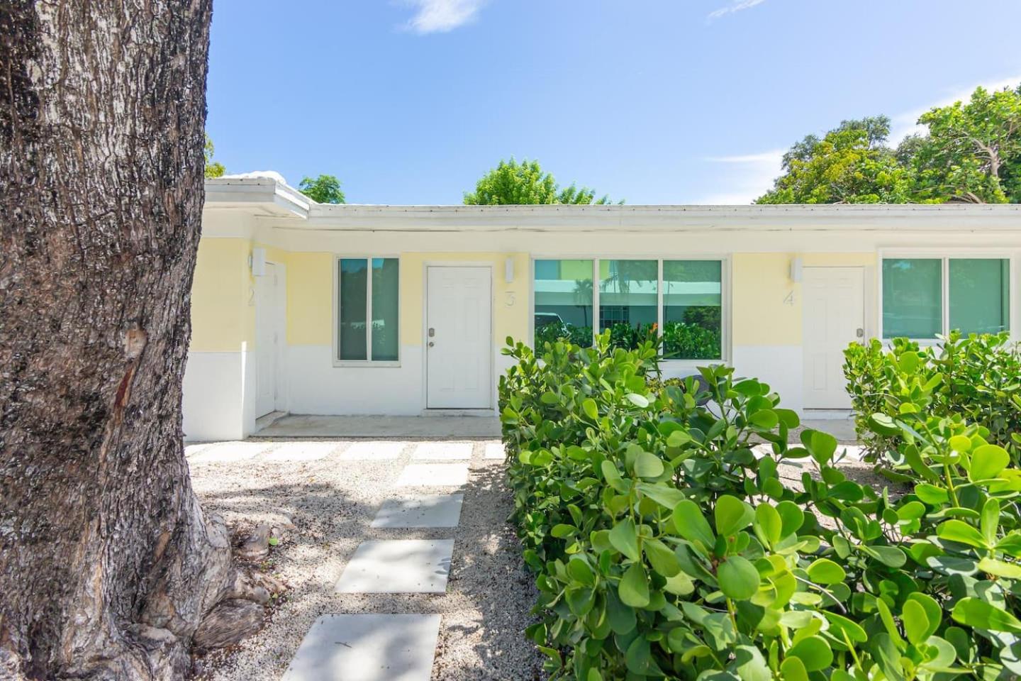 Newly Renovated Stylish Studio In El Portal #2