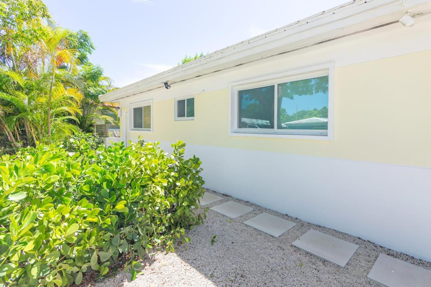 Newly Renovated Stylish Studio In El Portal #2