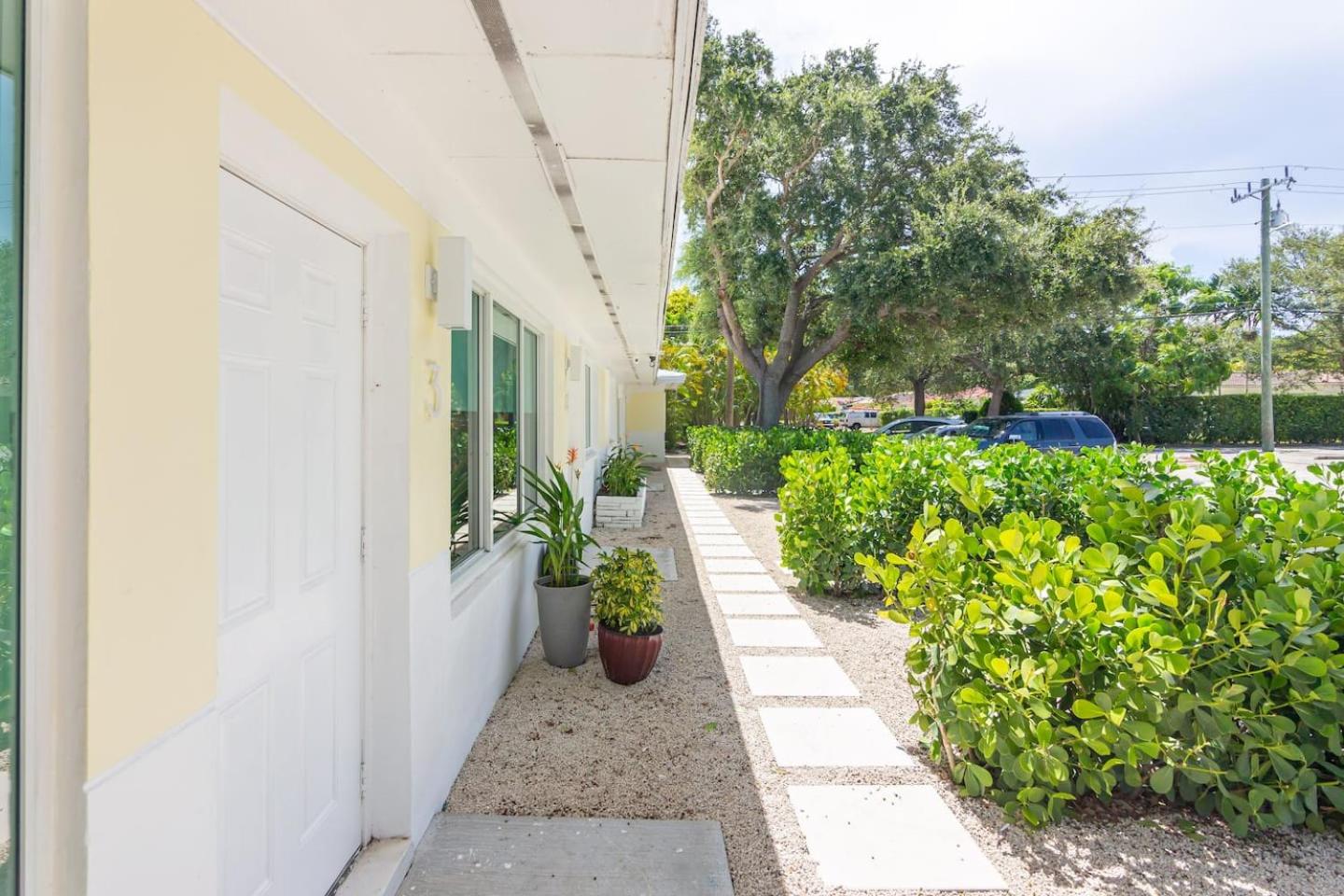 Newly Renovated Stylish Studio In El Portal #2