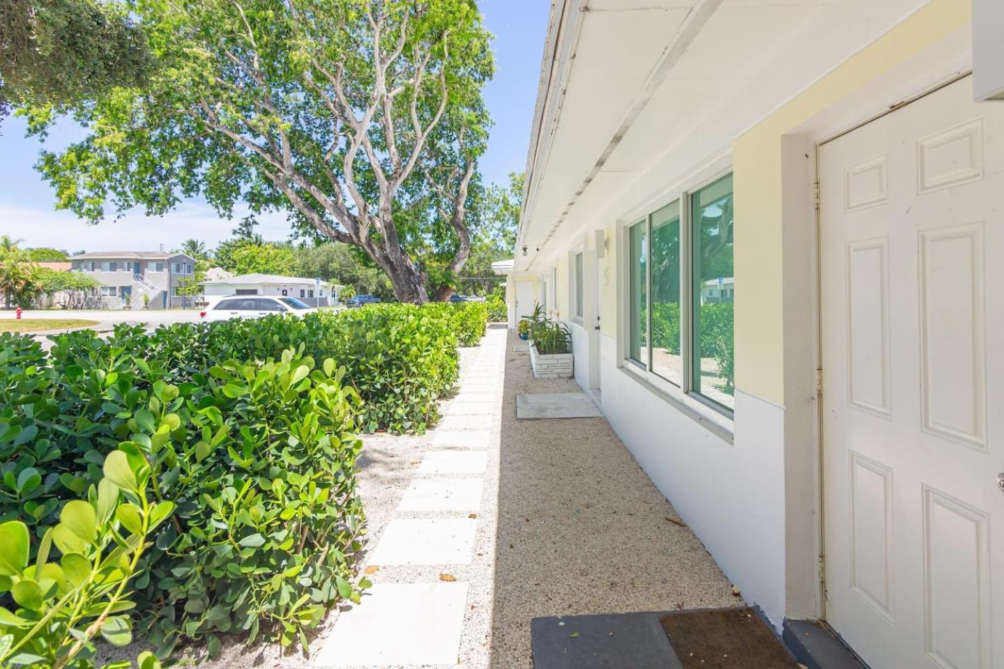 Newly Renovated Stylish Studio In El Portal #2