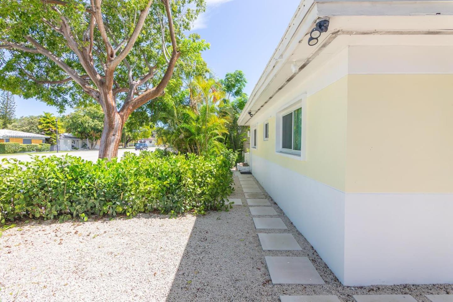 Newly Renovated Stylish Studio In El Portal #2