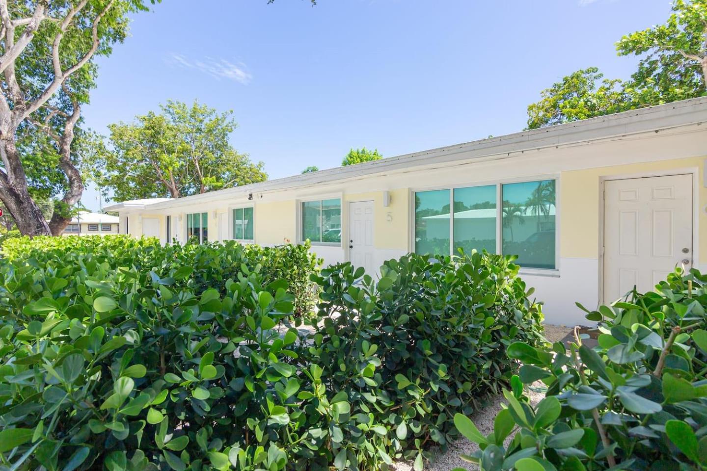 Newly Renovated Stylish Studio In El Portal #2