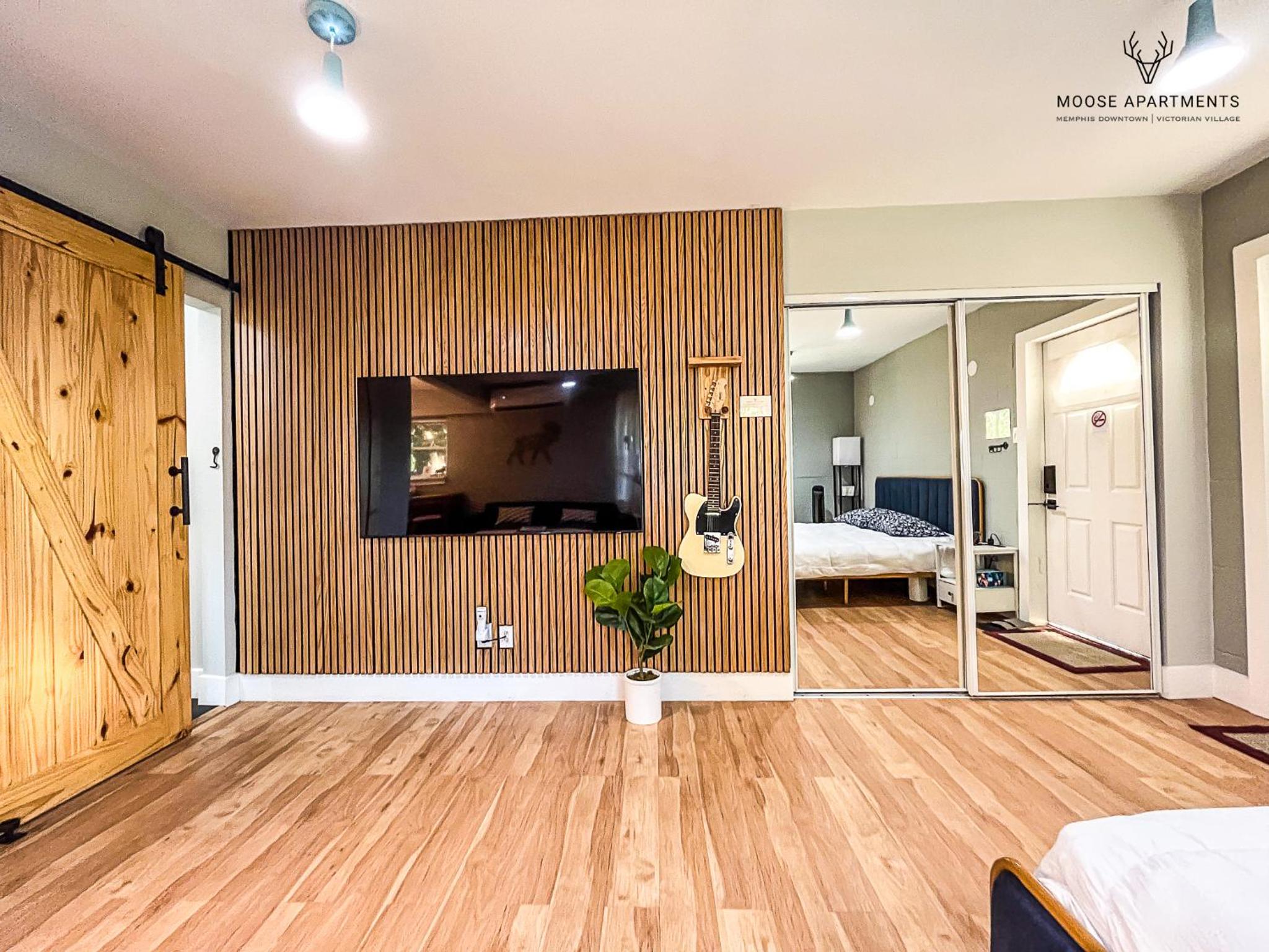 The Moose #7 - Instaworthy Studio with Amazing Views, Free Parking & Heated King Bed view 2