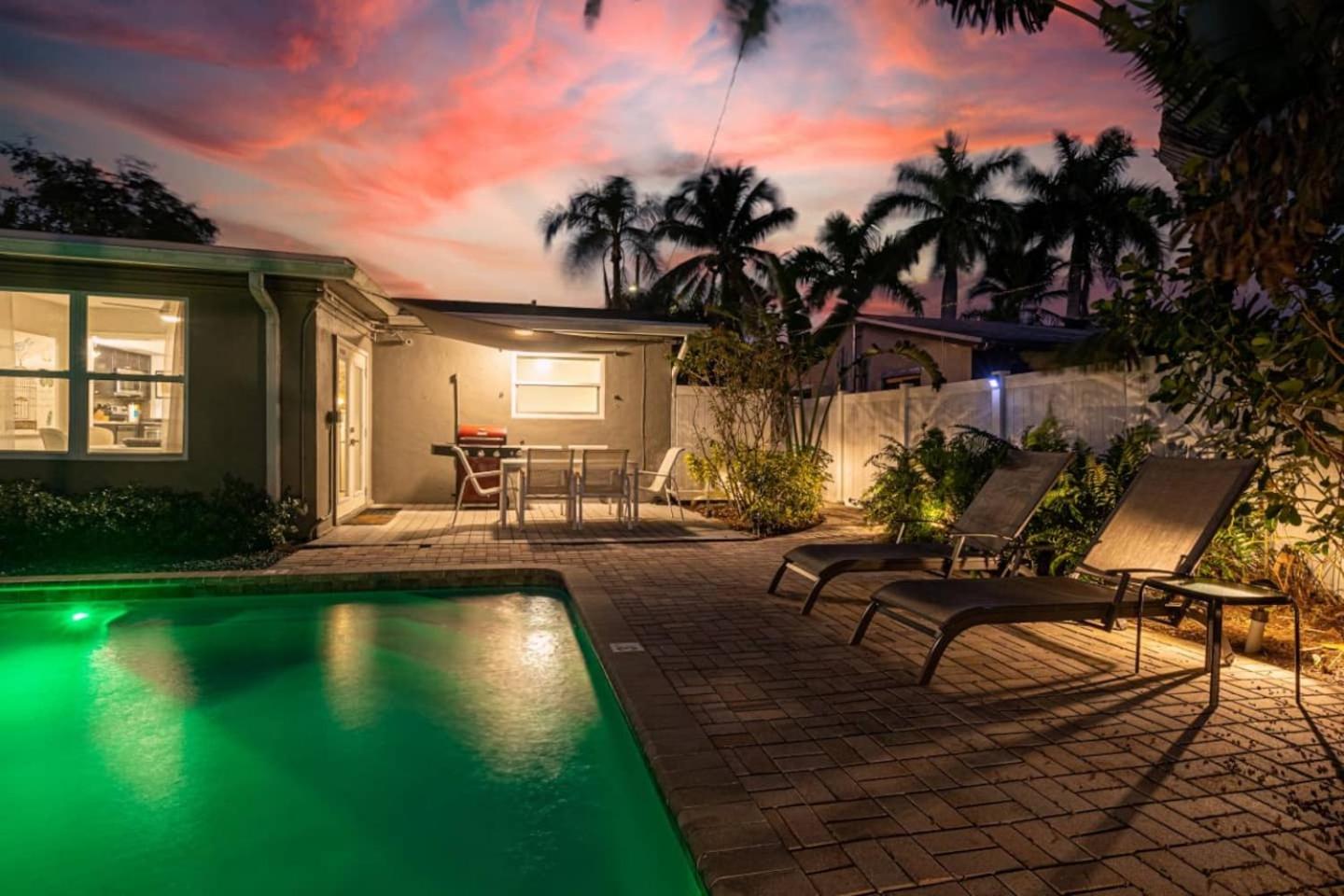 Wilton Manors Cottage East 2 Bed 2 Bath Wown Pool view 5