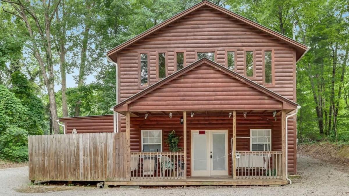The Cave at Shady Woods - 1 Bedroom Studio - Walk to Downtown!