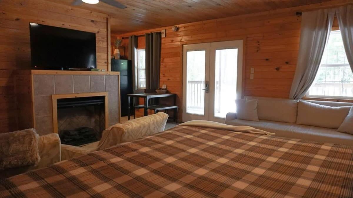 The Cave at Shady Woods - 1 Bedroom Studio - Walk to Downtown!