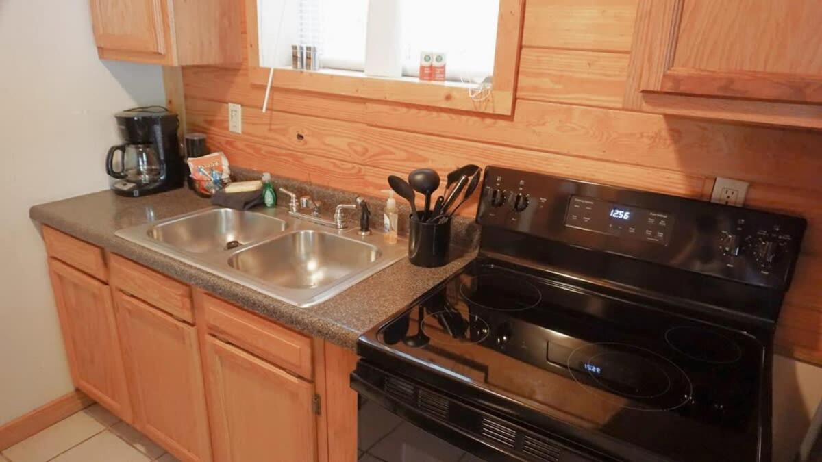 The Cave at Shady Woods - 1 Bedroom Studio - Walk to Downtown!