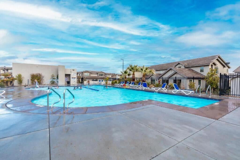 Stellar Location Access To Pool Hot Tub And More view 2