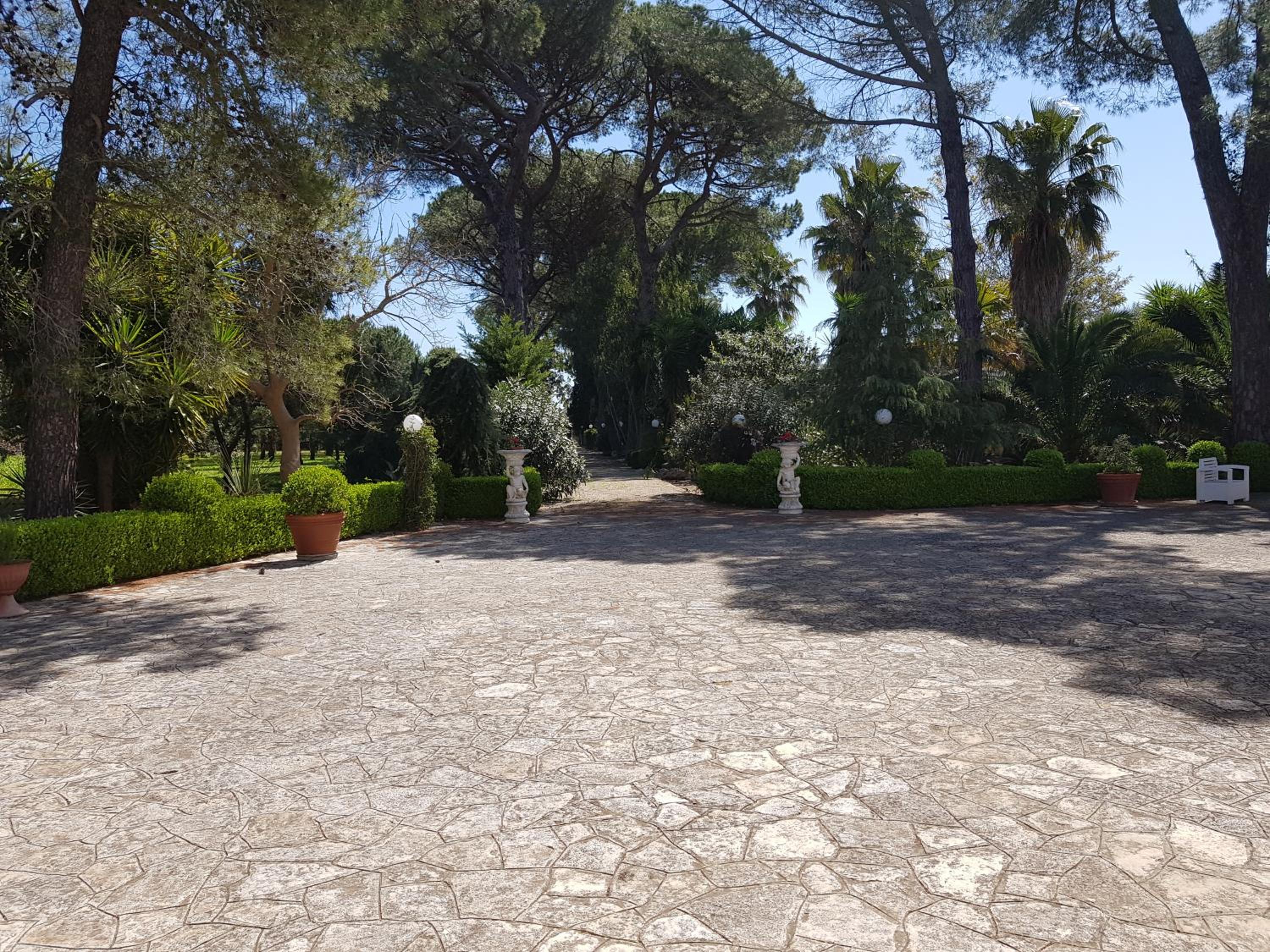 Villa dell'Amicizia, Idylic Italian garden retreat with heated pool view 5