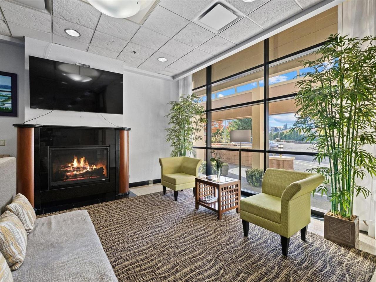 Seattle Vacations - Comfort Inn  Suites Downtown Tacoma - Property Image 3