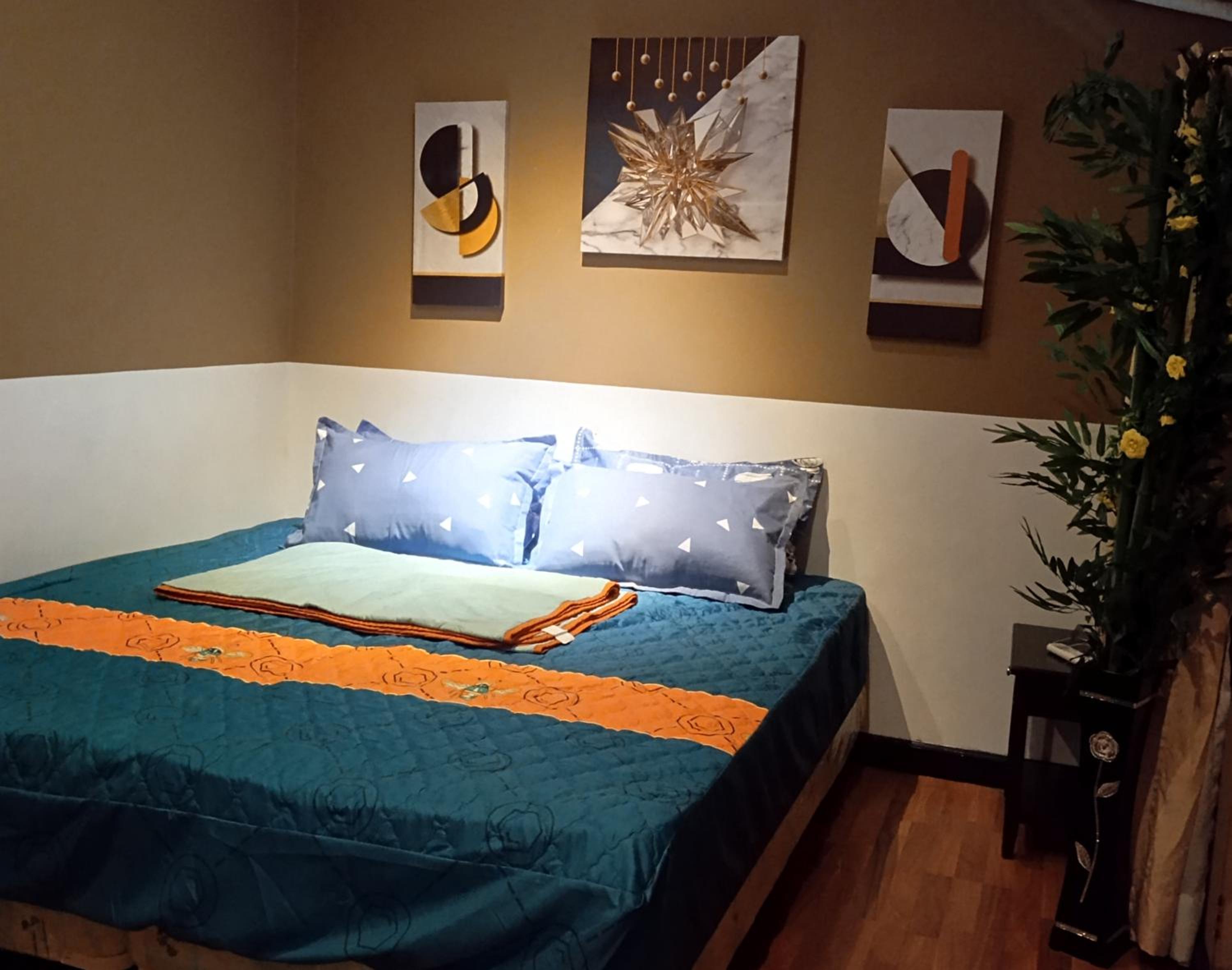 The Loft Layover - 3 minutes close proximity to Airport, Cozy and Quiet Condo view 4