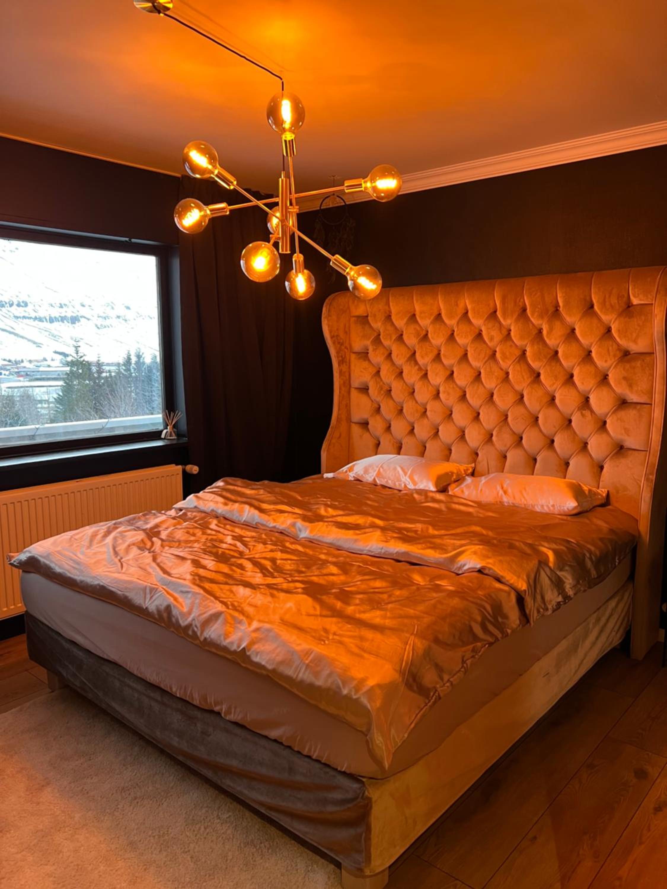 Botnahlid Villa, Mountain and Town views and outdoor Sauna