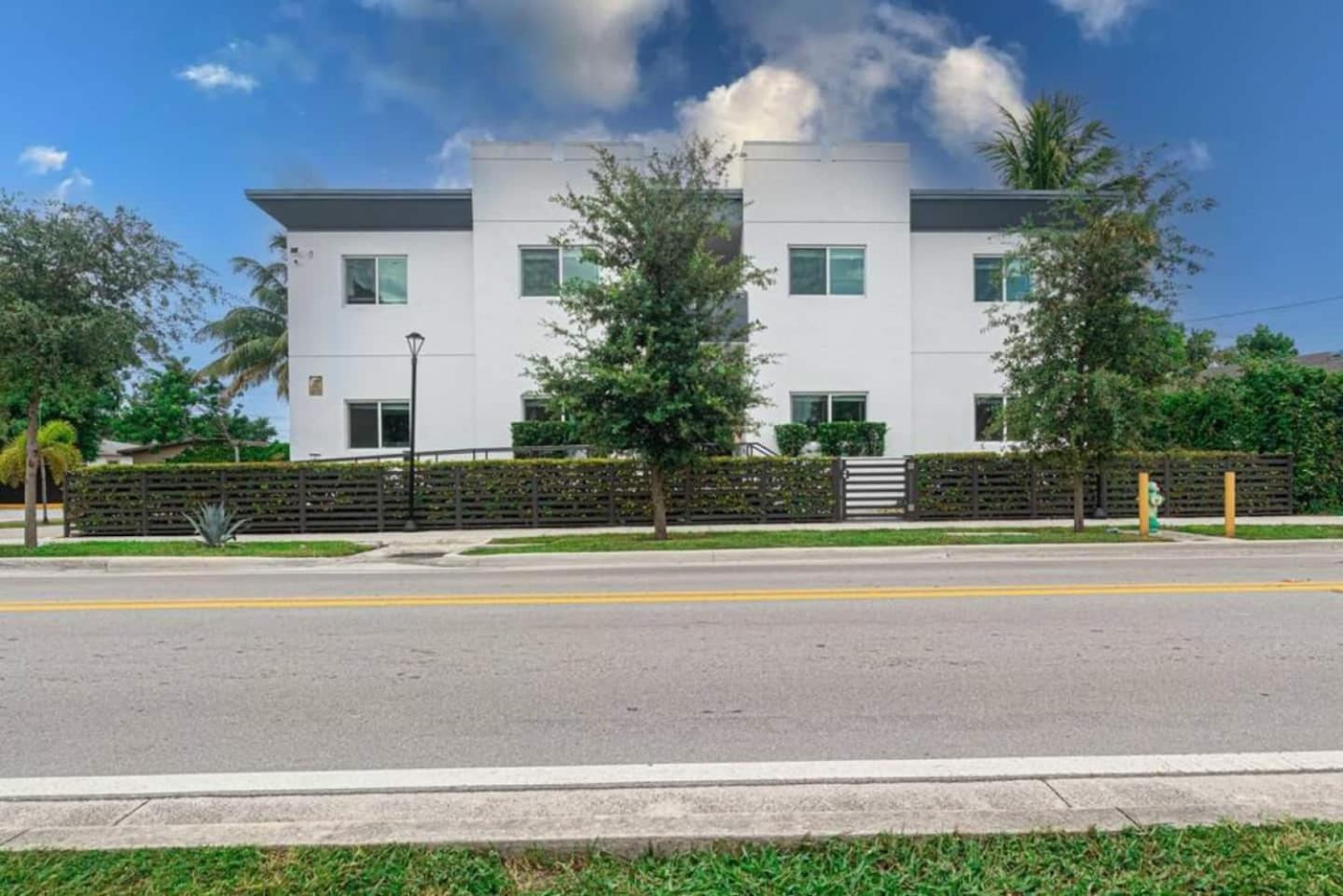 Perfect 3 Bed 2 Bath Apt W Free Parking view 3