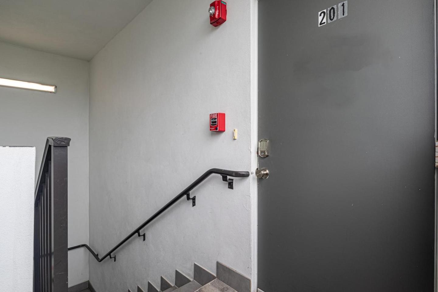 Perfect 3 Bed 2 Bath Apt W Free Parking view 4