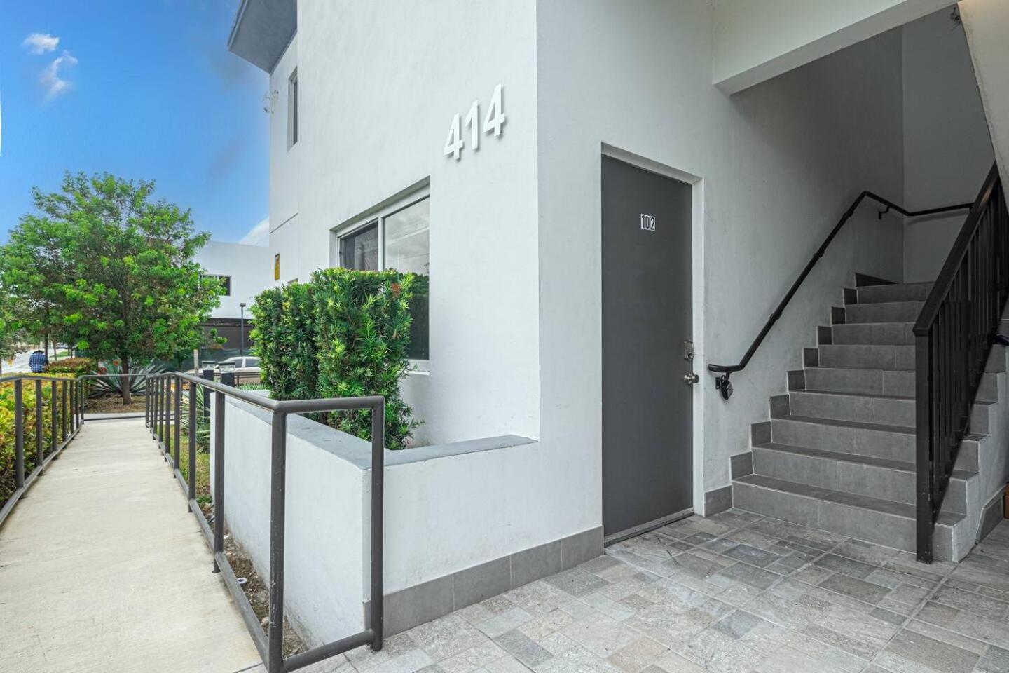 Cozy 3 Bed 2 Bath Apt W Free Parking Near Beach!
