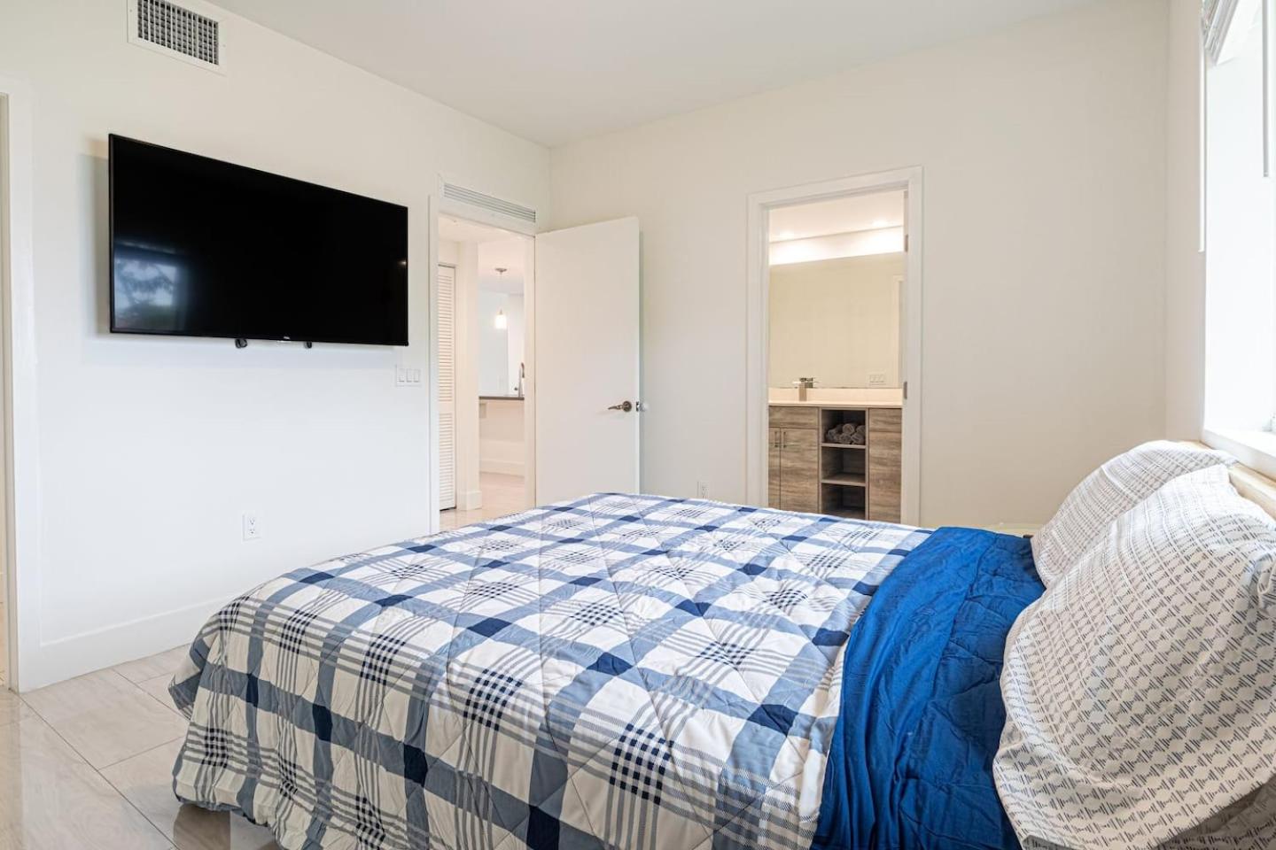 Cozy 3 Bed 2 Bath Apt W Free Parking Near Beach!