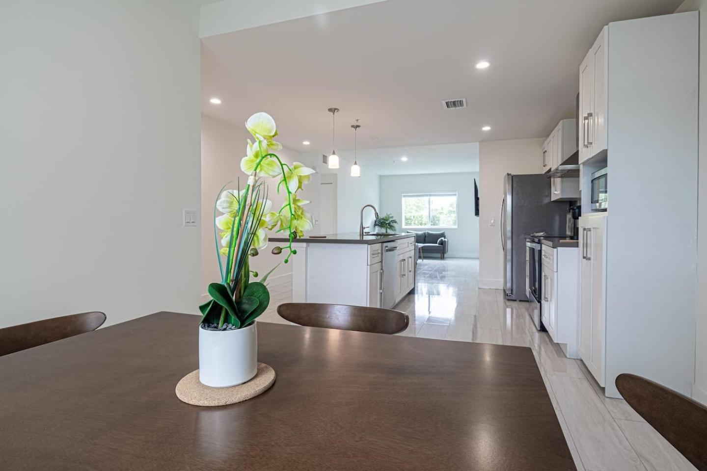 Cozy 3 Bed 2 Bath Apt W Free Parking Near Beach!