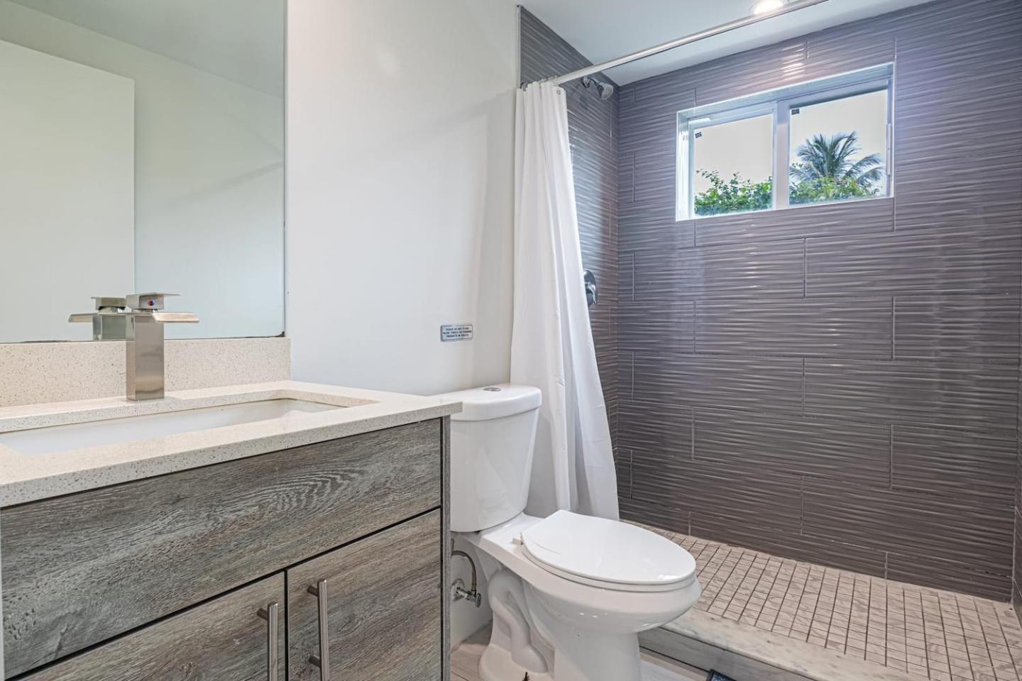 Cozy 3 Bed 2 Bath Apt W Free Parking Near Beach!