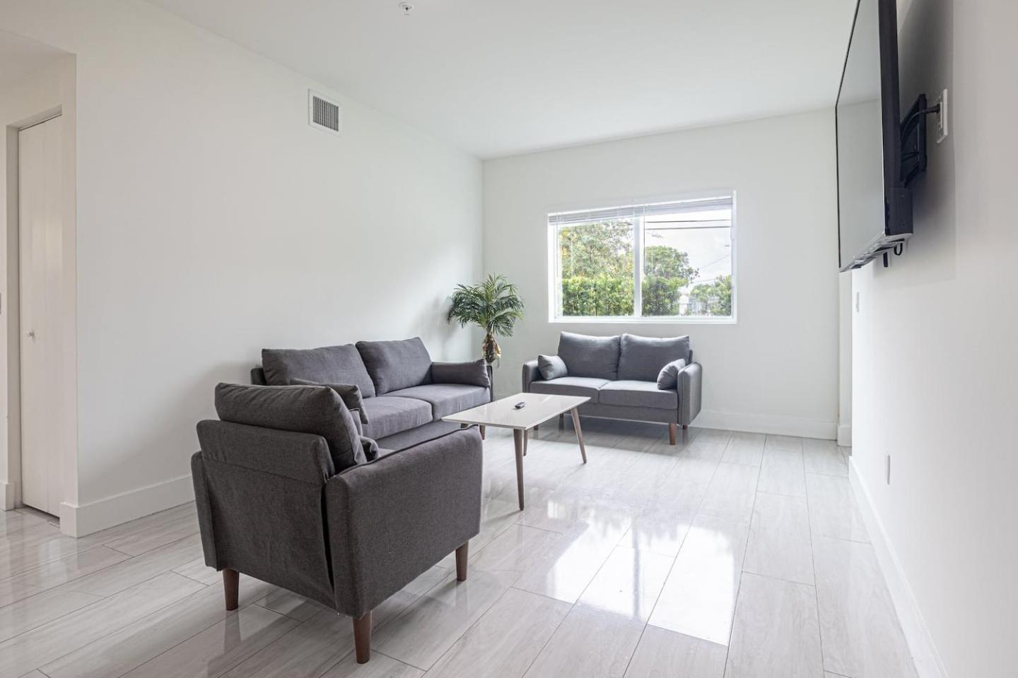 Cozy 3 Bed 2 Bath Apt W Free Parking Near Beach!