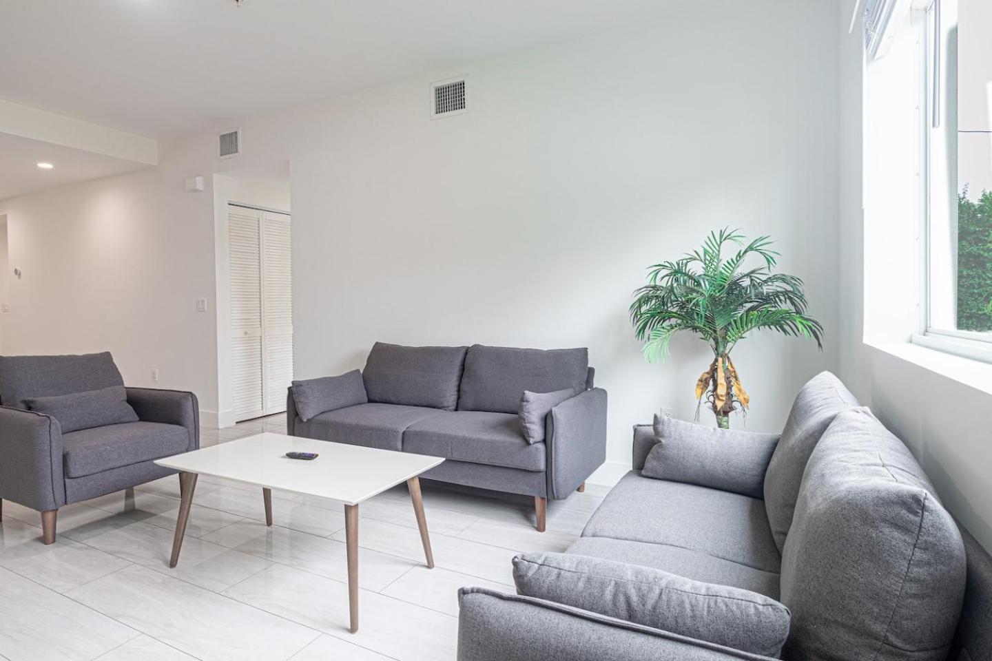 Cozy 3 Bed 2 Bath Apt W Free Parking Near Beach!