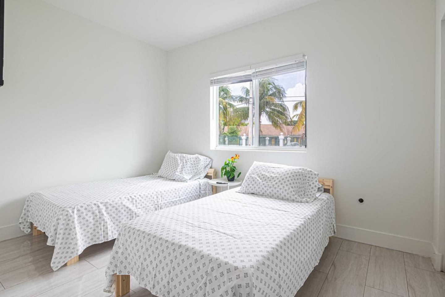Cozy 3 Bed 2 Bath Apt W Free Parking Near Beach!