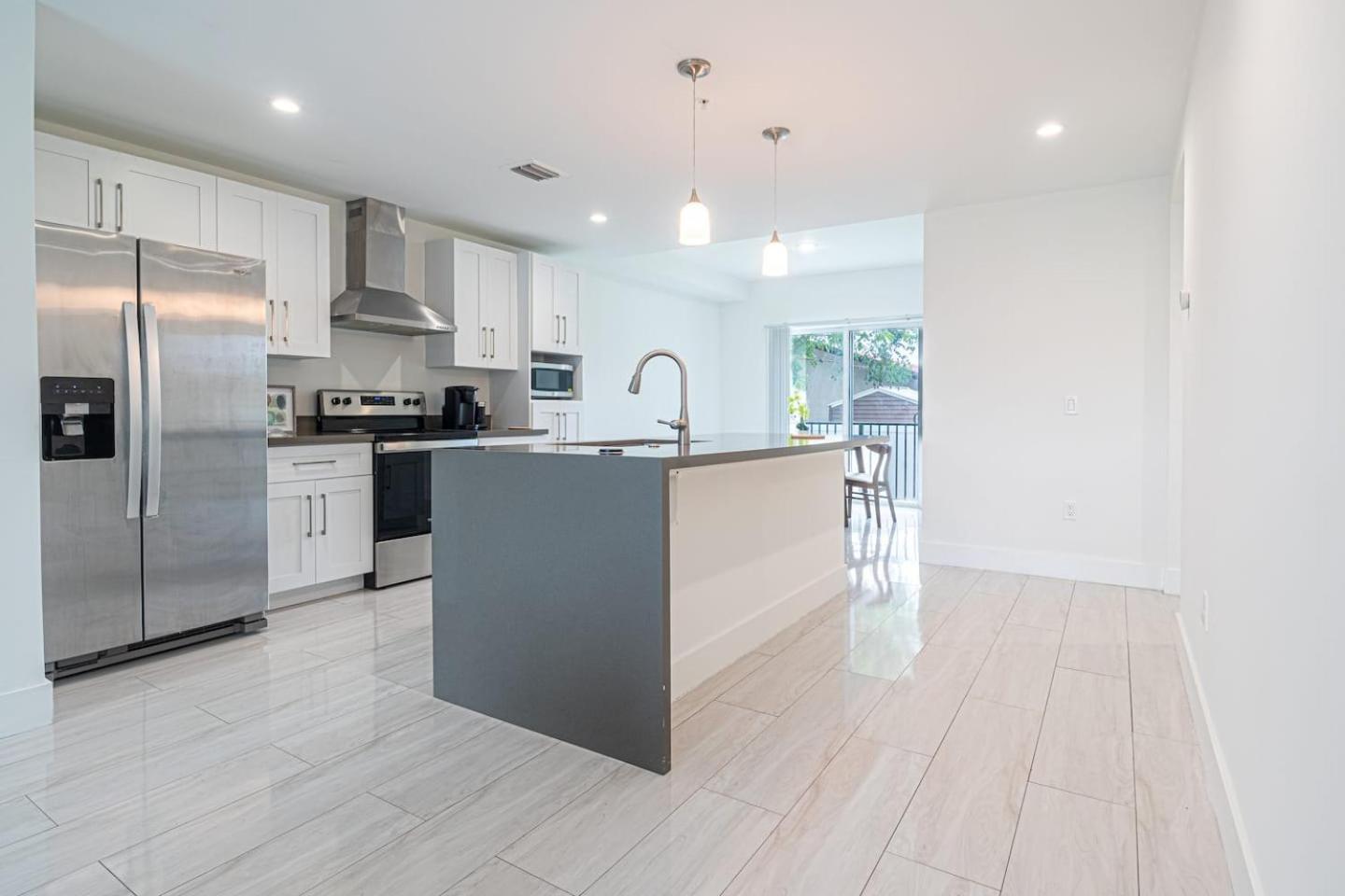 Cozy 3 Bed 2 Bath Apt W Free Parking Near Beach!