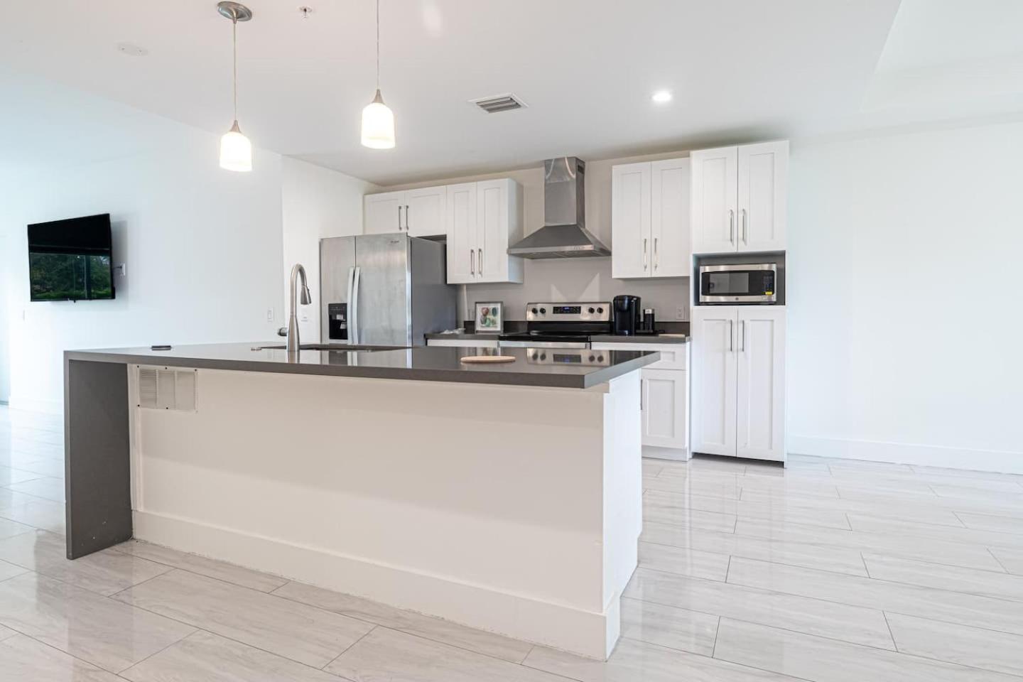Cozy 3 Bed 2 Bath Apt W Free Parking Near Beach!