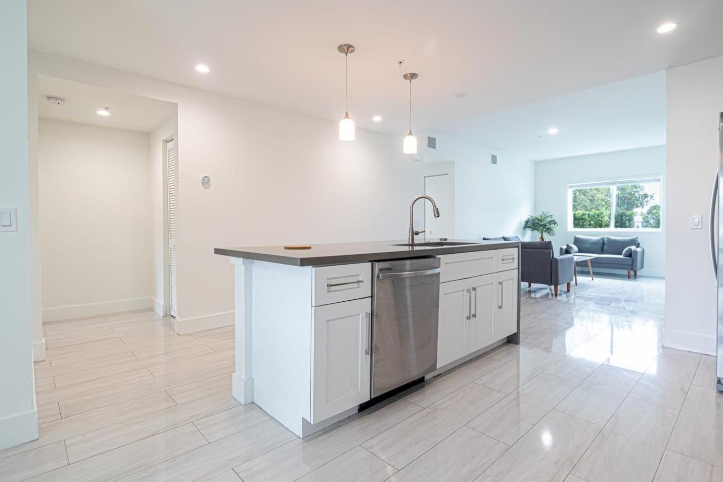Cozy 3 Bed 2 Bath Apt W Free Parking Near Beach!