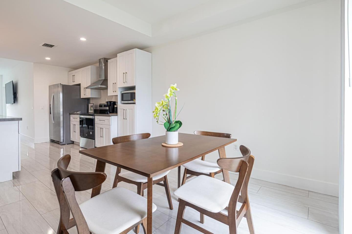 Cozy 3 Bed 2 Bath Apt W Free Parking Near Beach!