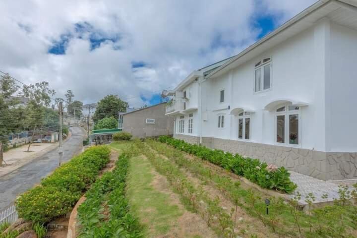 Biệt thự trắng Đà Lạt view 2