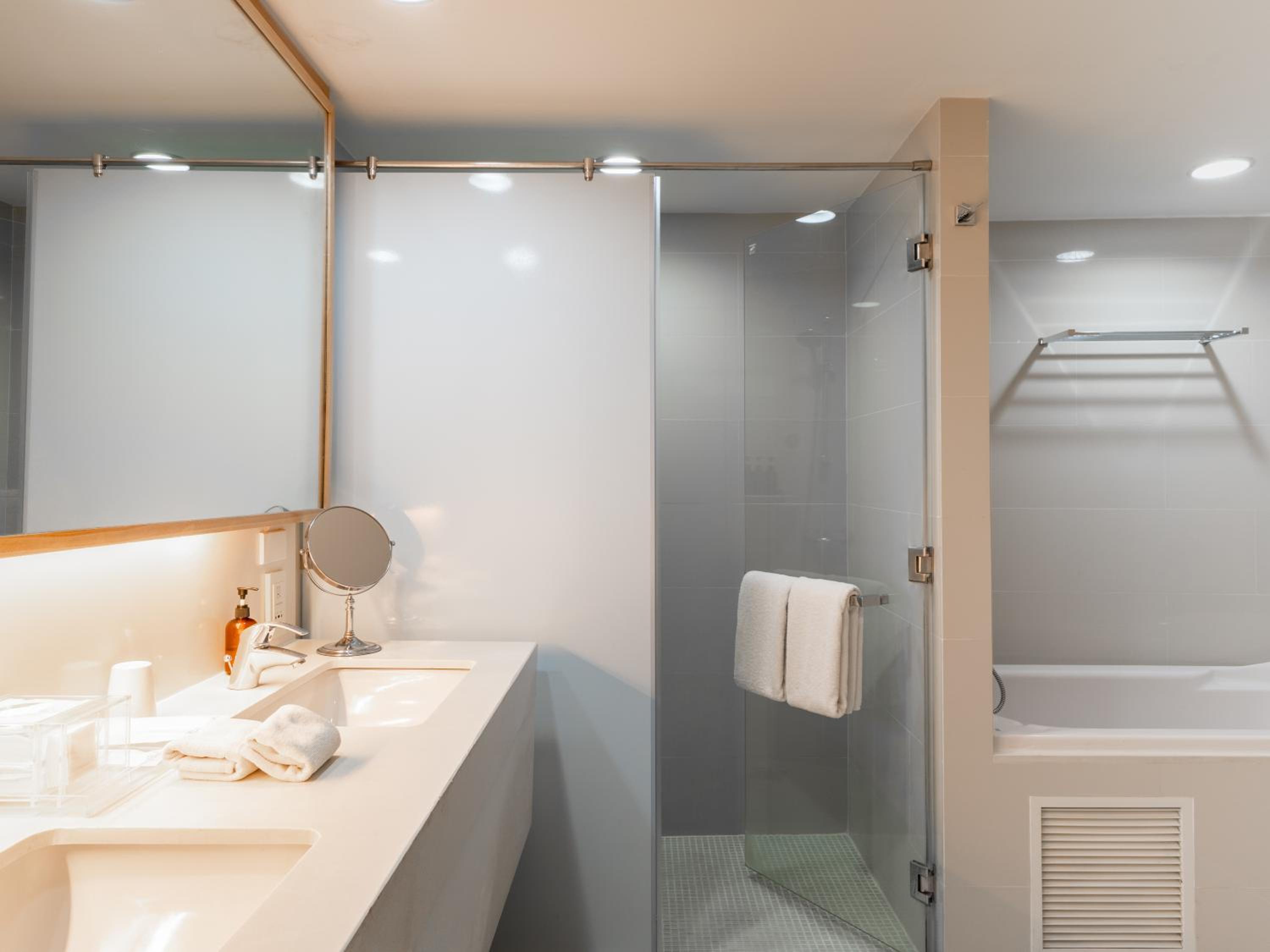 VELA Dhi GLOW Pratunam 2